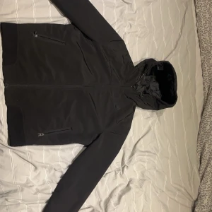 Svart jacka från Only & Sons - Säljer en svart jacka från Only & Sons med huva och dragkedja. Jackan har en stilren design med två fickor framtill. Perfekt för kyligare dagar. Finns ett hål på vänstra sidan under aramhållan på jackan. För mer info PM!