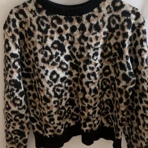 Stickad leopardmönstrad tröja  - Jättefint skick. 