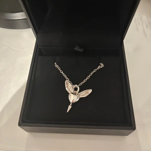 Halsband Maria Nilsdotter  - Säljer detta halsband från Maria Nilsdotter. Det är köpt för bara nån månad sedan och kedjan är i längd 45🙏🏼