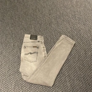  Nudie Jeans  - Säljer dessa tvär feta nudie jeans i Lean Dean! Skicket är i nyskick och har aldrig kommit till användning!! Nypris är runt 1600 och mitt pris 649! Hör av er vid fundering och pris kan diskuteras🤝🤝