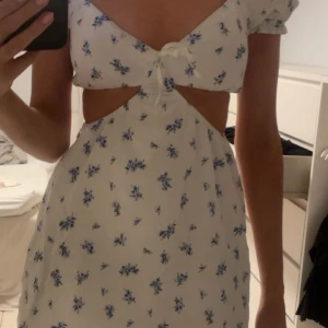 Vit blommig klänning - Jätte fin kläning perfekt inför sommaren😍har bara använt den en gång på en skolavslutning🌸