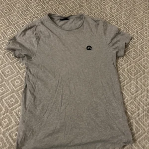 Grå t-shirt från J.Lindeberg - Grå T-shirt från J.lindeberg i storlek S. Skriv om du undrar något. Mvh Simon