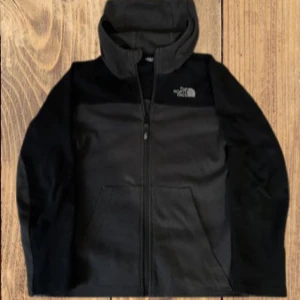 The North Face zip hoodie  - Säljer en zip hoodie från The North Face. Passar till det mesta. Bra skick. Storlek 170, passar XS. Bara att fråga vid fundering😊