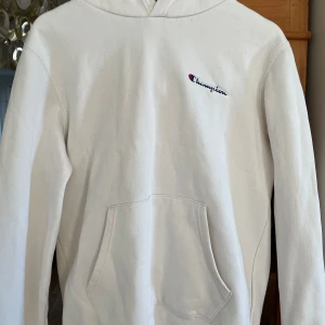 Vit hoodie från Champion - hoodie från Champion, de står M på den men skulle mer säga S, jag har M och den är lite för liten för mig 