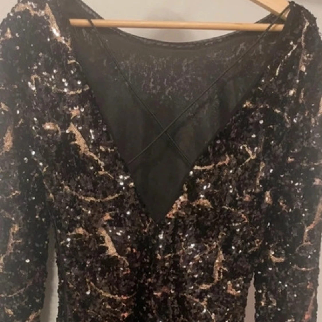 Svart glittrig klänning från Nelly med öppen v-ringad rygg - 1