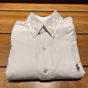 Ralph Lauren skjorta - Säljer en fräsch vit Ralph Lauren skjorta i storlek XS. Tveka inte på att höra av dig!