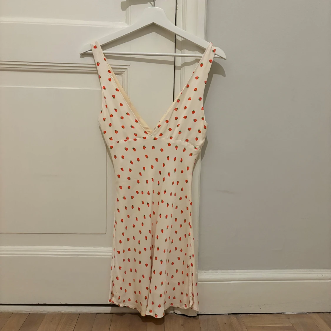 Vit klänning med jordgubbsmönster från Zara - 1