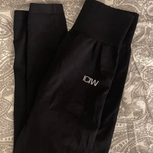 Träningstights ICIW - Seamless tights från iciw, ingen söm i rumpan. Bra skick i storlek S💕