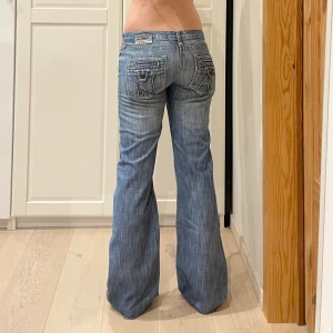 Supersnygga lågmidjade bootcut jeans🤩 - Så snygga stjärnor på fickorna!! Midja 41 cm rakt över, gren 18 cm o innerben 86 cm💕jae 169 o xs-s o håller in pytte i midjan. Märkta W30/L34 vilket jag uppskattar till strl S. Rymmer större lår!!  