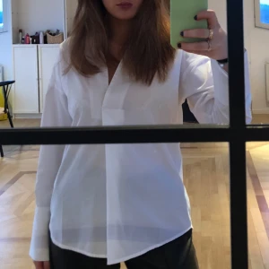 Vit skjorta  - Snygg och stilren vit skjorta med v-ringning och långa ärmar. Storlek 36🤍🦙