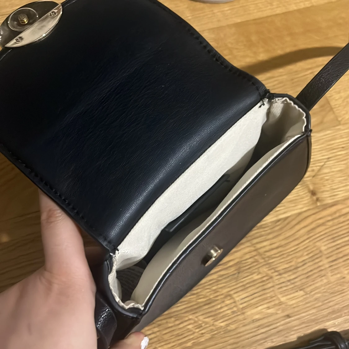 Svart väska  - 3