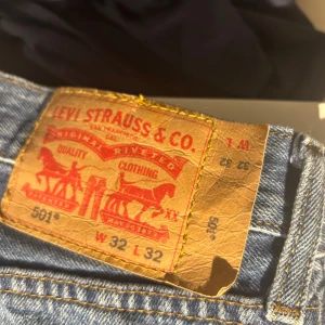 Levis 501 jeans - Klassiska Levis 501 jeans i blå denim. De har en rak passform och är tillverkade i slitstarkt jeanstyg. Perfekta för en avslappnad stil.