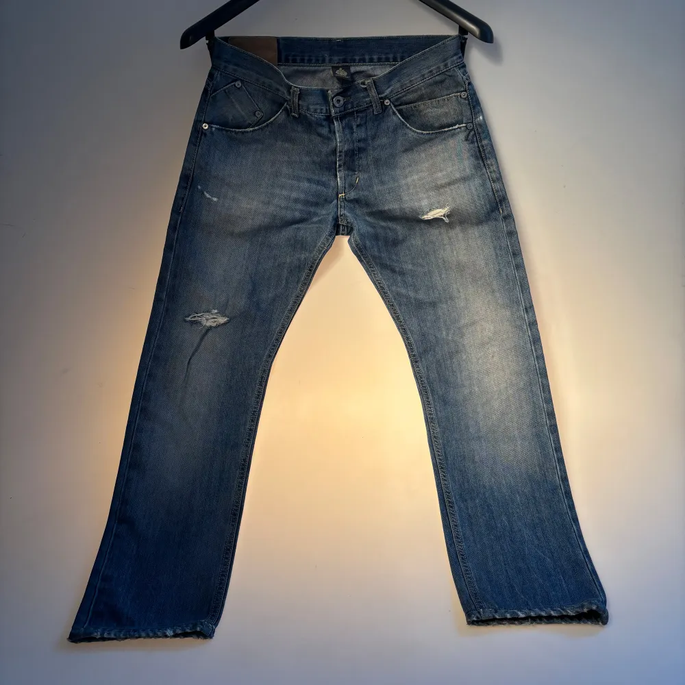 Dondup Sam jeans i modellen slim fit och storleken är 32. Jeansen är i allmänt bra skick med vissa små slitningar och vissa lite större. Modellen är 183cm. Vid fler frågor hör av er i pm! 🙌🏻🔥. Farkut & Housut.