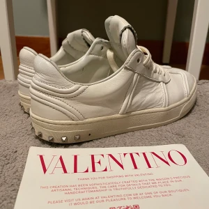 Vita sneakers från Valentino garvani  - Snygga vita sneakers från Valentino äkta ny pris 5000 storlek 38 