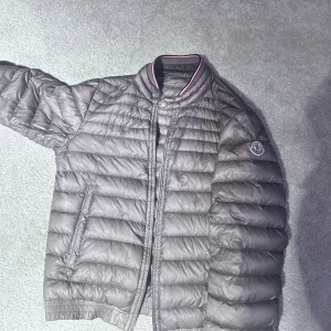 Grå dunjacka från Moncler - Hej! Säljer en moncler jacka köpt ifrån GarmsMarket, och är i gott skick utan defekter. Jackan är i storlek 2, men skulle säga att den sitter som en Xs/S. självklart äkta!