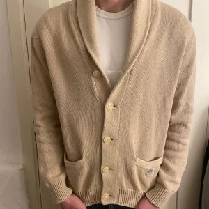 Ralph lauren cardigan - Hej! Säljer nu min as snygga ralphlauren cardigan i färgen beige. Den är riktigt snygg och stilren, även varm vilket är perfekt nu till tidig vår. Hör av er vid fler frågor och funderingar!