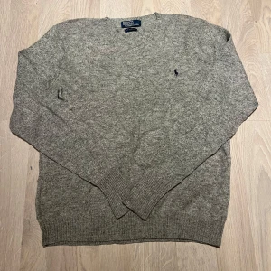 Stickad Ralph Lauren  - Säljer en snygg grå, stickad tröja från Ralph Lauren. 100% ull och passar storlek M. Hör av er vid funderingar🙏🤗