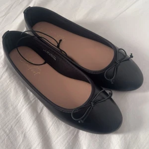 Svarta ballerinaskor  - Snygga svarta ballerinaskor från New Look, helt nya💕
