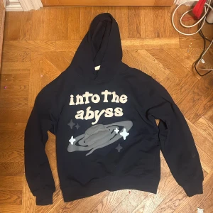 Broken Planet Hoodie - En fet broken planet hoodie i storlek Medium.