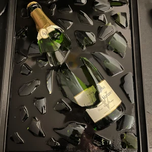 Champagneflaska Louis Varane Brur tavla - En champagneflaska av märket Louis Varane Brut men krossad på en tavla! Denna tavla passar perfekt som dekoration till sovrum eller vardagsrum! Perfekt present också.