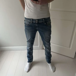Replay Jeans - Vi säljer nu ett par blåa Replay jeans i storlek 31 med skinny passform! Längden på jeansen är 32 och midjan är 31. 