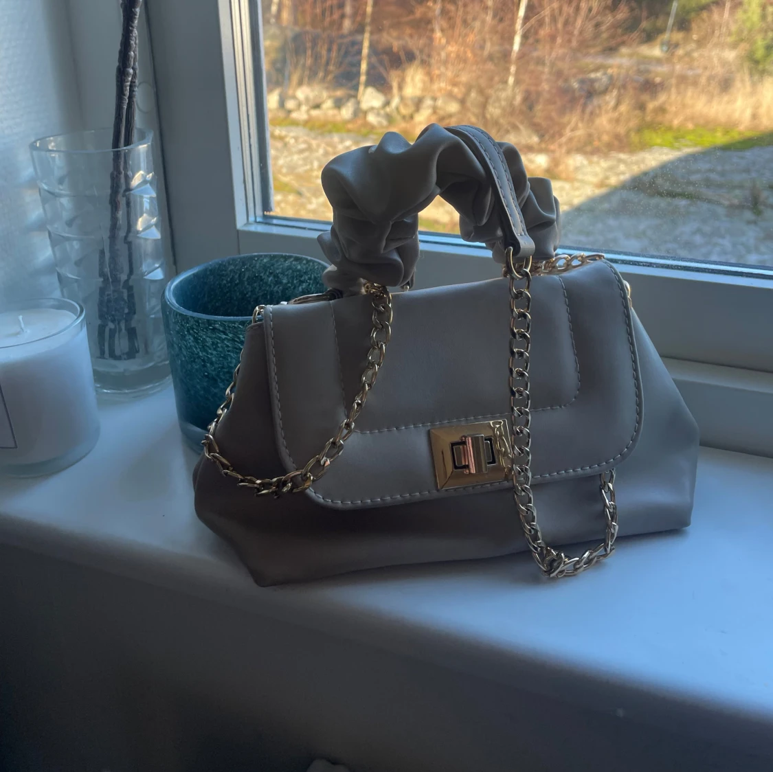 Beige axelväska med kedjedetalj - 1