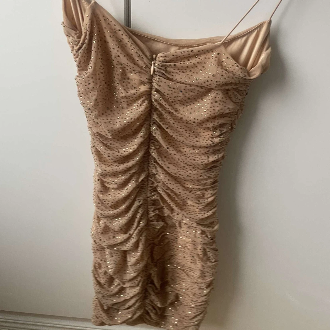 Champagnefärgad klänning med paljetter - 1