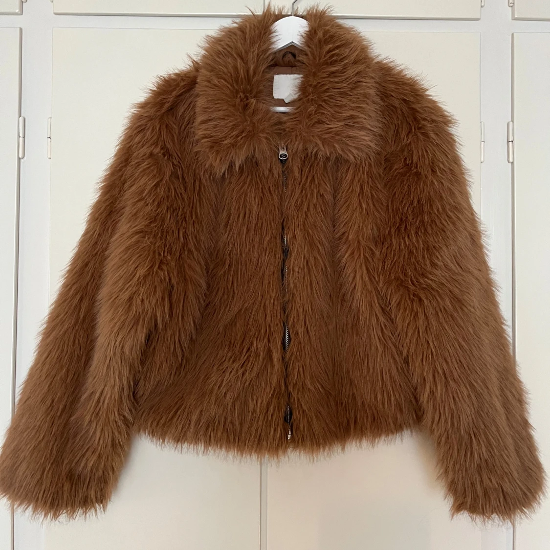 Brun pälsjacka med dragkedja - 3
