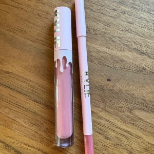 Velvet liquid lipstick/lip pen Kylie Cosmetics - Nyinköpt set med ett flytande läppstift och en matchande läppenna i en mjuk rosa nyans. Ej testad på läpp. Färgen heter harmony 305. Nypris 455:-