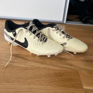 Nike tiempo - Ett par Nike tiempo fotbollsskor i fint skick, använda en halv säsong! Storlek 44😀