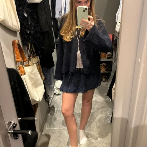 Mörkblå zadig kjol  - Säljer en ZADIG volangkjol i barnstolek men som passar mig med 36-38! Så fin.