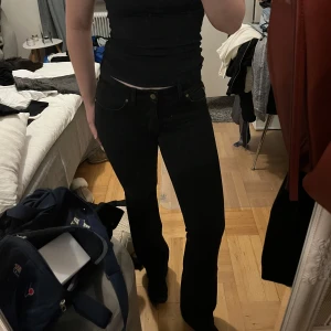 Lågmidjade utsvängda jeans - Snygga Lågmidjade utsvängda jeans som tyvärr inte kommer till användning. Stretchiga och sköna. Når backen för mig som är ca 169