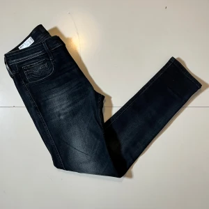 Replay Jeans - Snygga mörkblå Anbass-jeans från Replay med klassisk femficksdesign. Skicket är 9/10, med en liten defekt på baksidan. Storlek: W31 L32. Pris kan diskuteras vid snabb affär.