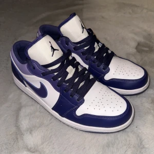 Nike Air Jordan 1 Low Sky J Purple - Air Jordan 1 Sky J Purple. Nästintill nyskick använda max 10 gånger. Storlek: 42.5