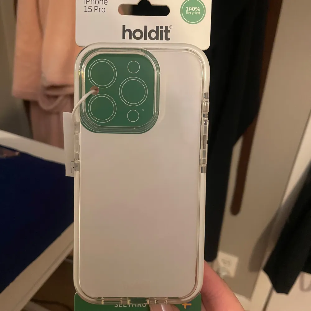 Säljer mobilskal från Holdit för iPhone 15 Pro. Original pris är 249kr. Asusteet.