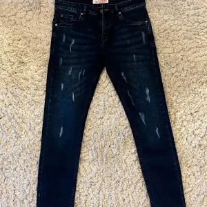 Valentino Jeans - Valentino jeans som är riktigt snygga och i ett otroligt bra skick. Hör av vid frågor, tveka inte 🤝🤝