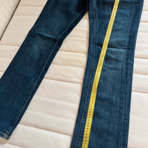 Vintage bootcut jeans med låg midja - Säljer dom här jättefina jeansen💓Dom passar xs/s och är ca 102 cm långa