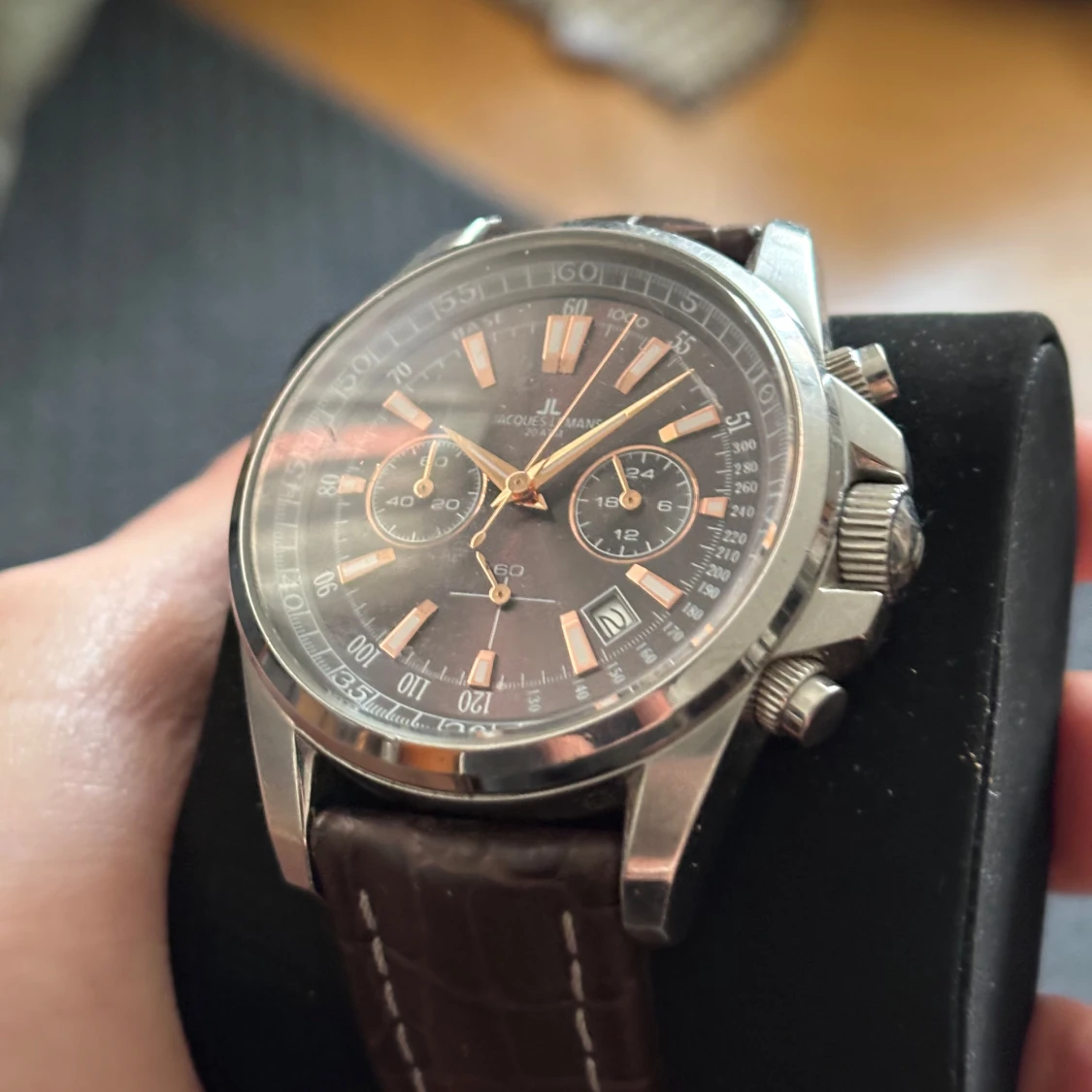 Elegant kronografklocka med brunt läderarmband - 2