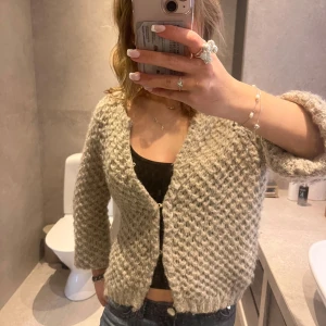 Beige stickad kofta - Jätte fin, man kan va den trekvartsärmad och vanlig, i super bra skick💞