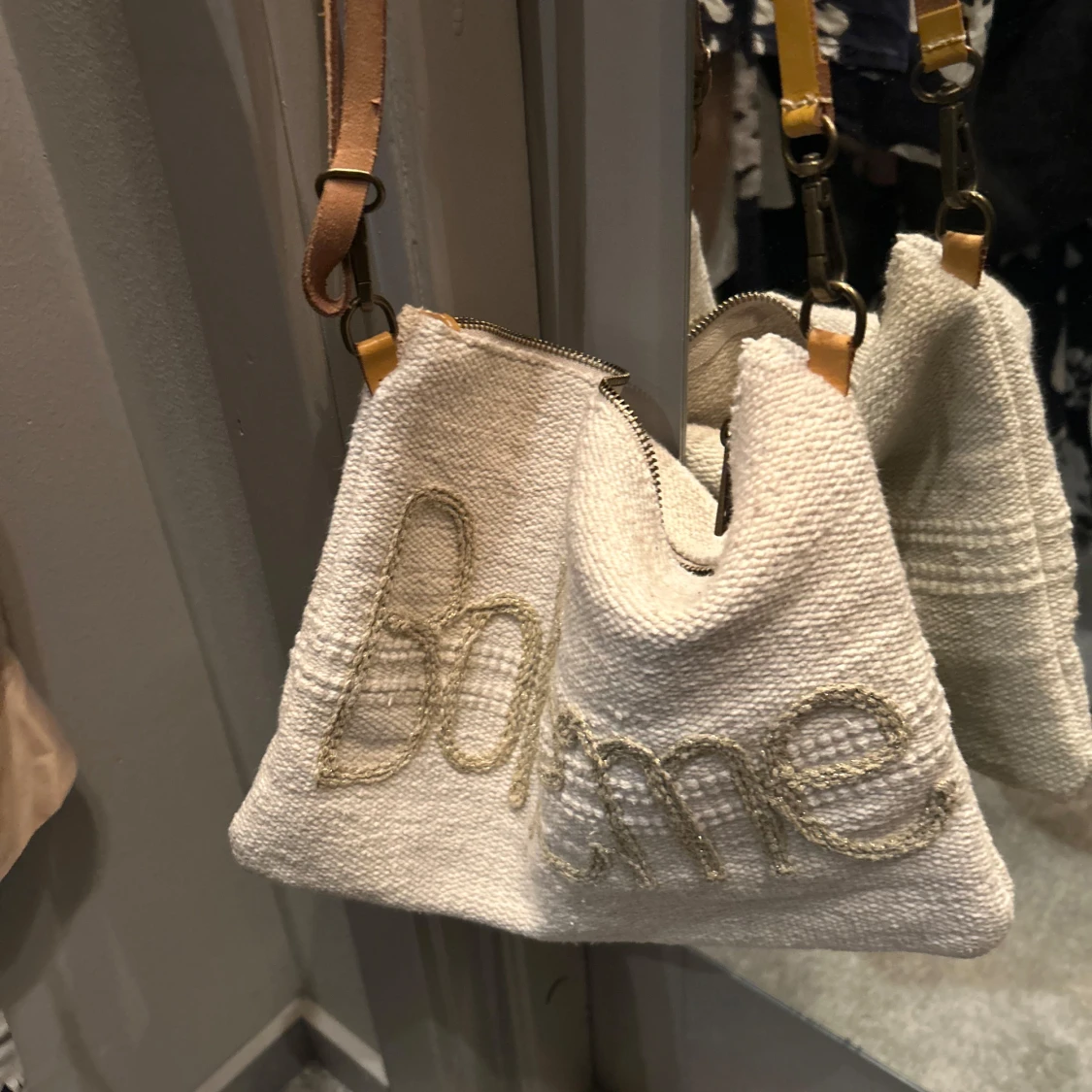 Beige axelväska med text - 1