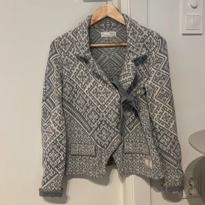Gråmönstrad jacka från Odd Molly - Säljer en stickad tröja/kavaj från Odd Molly med knytning framtill, perfekt nu till våren. Snygg både till jeans och klänning. Storlek 34 (1). 🖤