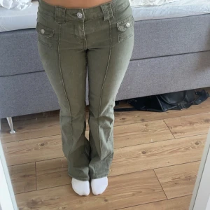 Lågmidjade jeans - Lågmidjade bootcut jeans från hm. Storlek 32 men skulle säga att som passar mig som har 26-32. Är 163 cm lång.
