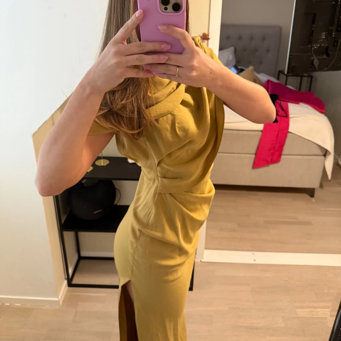 Ockragul långklänning med draperad design - 2