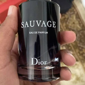 Sauvage Eau de Parfum från Dior - Säljer min dior sauvage som jag fick i julklapp och som jag vill bli av med, 100 ml och knappt använd.