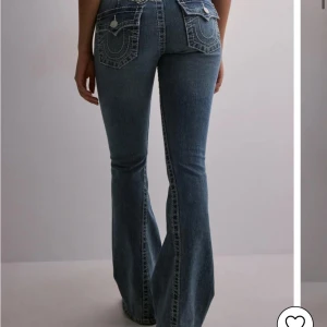True religion flare jeans - Snygga blå flare jeans med klassisk femficksdesign och dekorativa sömmar på bakfickorna. Perfekta för en avslappnad stil med en touch av retro. Passar bra till både sneakers och klackar. Ny pris är 1599kr