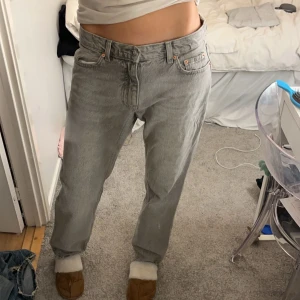 Grå jeans - Snygga grå jeansbyxor med en rak passform. Säljer då de inte används just nu. Pris kan diskuteras!💗💗