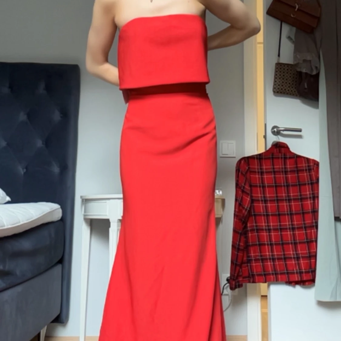 Röd axelbandslös långklänning - 2