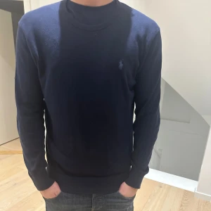 Marinoull tröja från Ralph Lauren - Mörkblå tröja från Ralph lauren | storlek M | nyskick!! | nypris 2000, vårt pris: endast 649kr🙌 | pris kan diskuteras vid snabb affär.
