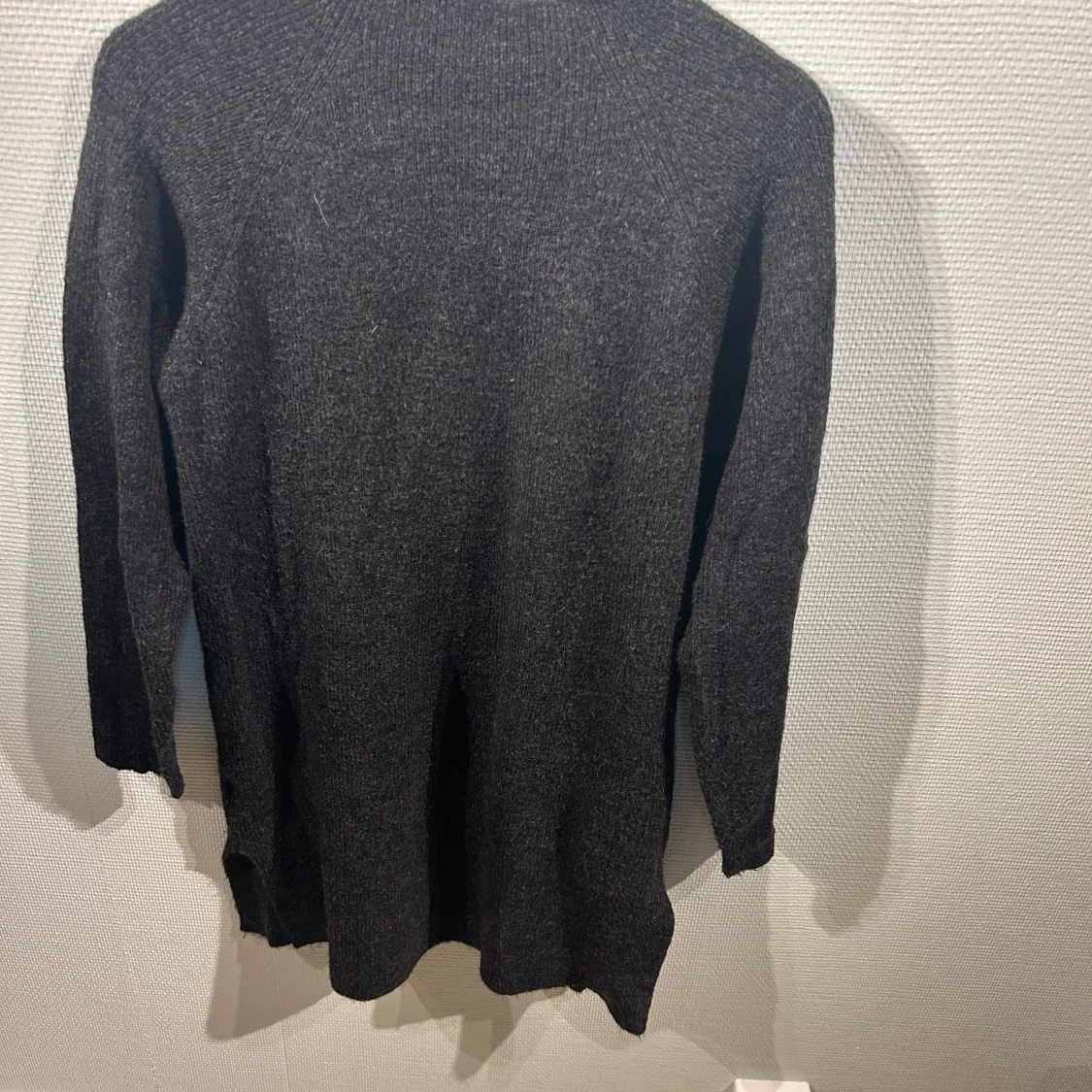 Mörkgrå stickad klänning