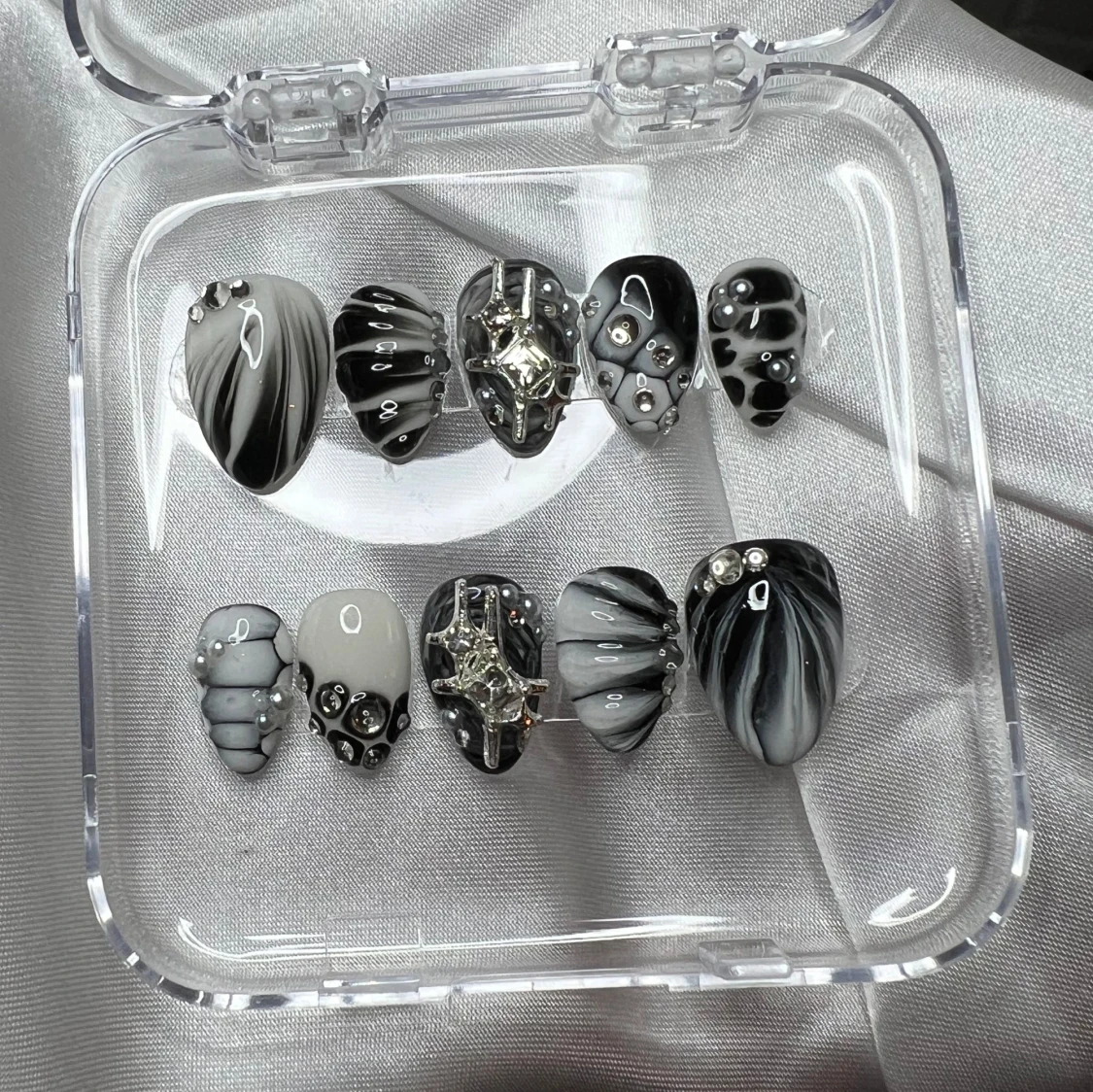 Svartvit nagelset med pärldetaljer🌟 - 1